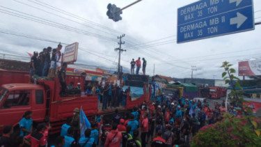 Ratusan Sopir Truk Blokade Akses Pelabuhan Ketapang