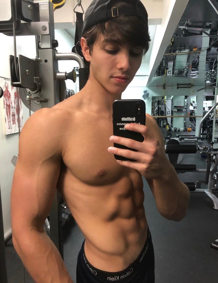 hot-shirtless-young-gym-guy-selfie-skinny-gay-twink