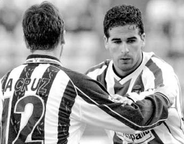 Lacruz y Fernando pugnan en un partido tenso. REAL VALLADOLID C. F. 2 ATHLETIC CLUB DE BILBAO 0. 24/02/2002. Campeonato de Liga de 1ª División, jornada 27. Valladolid, estadio Nuevo José Zorrilla. GOLES: 1-0: 60, Lacruz, en propia puerta, desviando una rabona de Tote. 2-0: 89’, Fernando Sales.