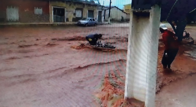 Chuva forte arrasta moto e alaga Ruas no distrito de Angico, município de Mairi-BA