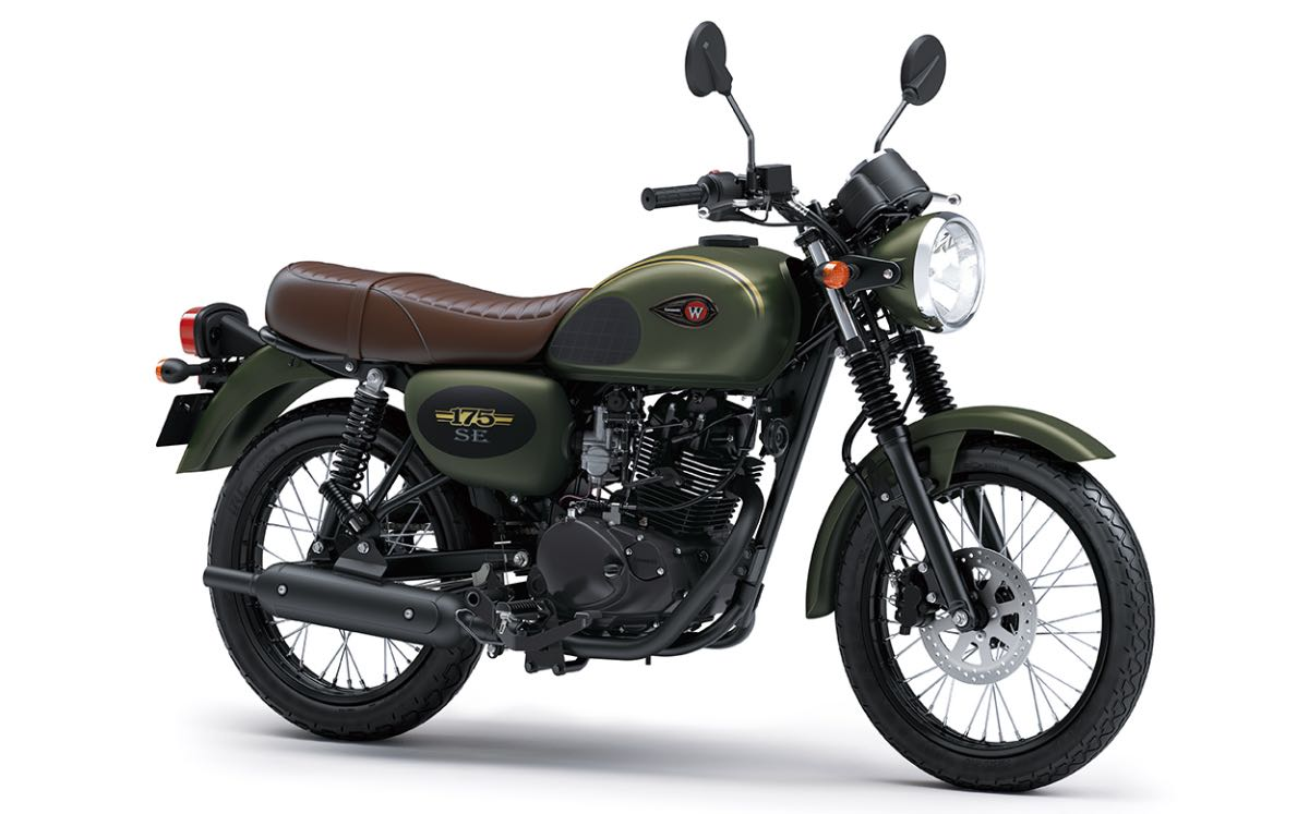 Kawasaki has released three new color updates for the new 2023 model of the camp itself, which has been updated to the W175 series that are available in 3 models: TR, SE and Cafe Racer models that are uniquely classy. The classics coupled with new graphic lines are even more sporty in the style of the bike for the 2023 model year.  For Kawasaki Cafe Racer models, a headlight cover has been added to the front. as well as a slightly raised rear seat and also has a grid screen. silver exhaust cover And the yellow rear suspension is a differentiator. In this model, there will be 2 colors to choose from: white and silver.  For the SE model or the special edition of the Kawasaki W175, three new colors have been added, including a new signature green. followed by silver and black, with a distinctive feature of black wheels. black exhaust Long tailpipe And the rear suspension is black as well, and for the TR SE model has a retro style. Comes with unique colors according to the style of the bike of the Kawasaki camp Which is reminiscent of the special anniversary edition of the ZX-10RR in the W175 series as well.  And for the base of the engine of the bike, all models are equipped with a 177 cc, single-cylinder, SOHC, 5-speed, air-cooled engine. The maximum power is only 9.6 kW, 13 horsepower at 7,500 rpm and a maximum torque of 13.2 Nm at 6,000 rpm by this model. There will only be an analog speedometer panel. round light with bulb Even the atomizer is a distinctive carburetor. And it's quite usable. For Kawasaki's special models
