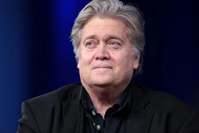 Donald Trump Ally Steve Bannon Surrenders to FBI After Indictment for Contempt.lelemuku.com.jpg