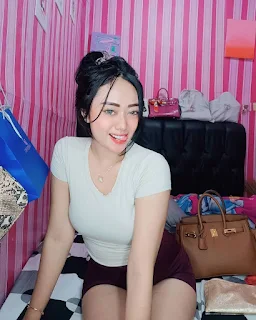 99 Potret Menarik Selebgram cantik Indonesia Berwajah Imut Della Aprilia instagram