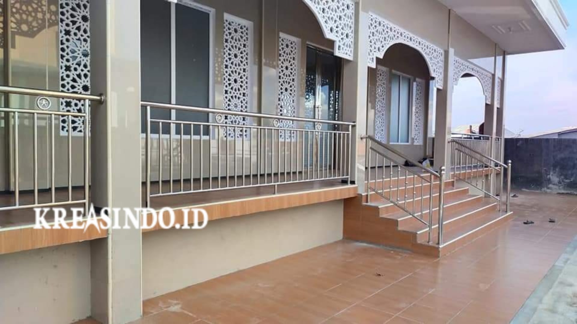 Railing Balkon Stainless di Masjid Jami' Al Qubaiyah di Kembang Beji Keren