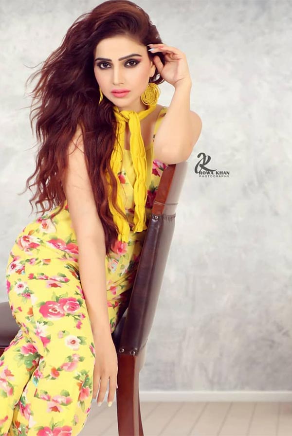 Kenisha Bhardwaj saree hot actress