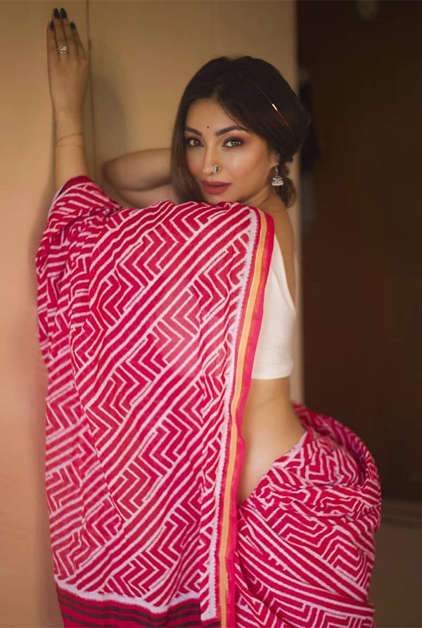 Iira Soni looks smoking hot in this simple printed pink saree