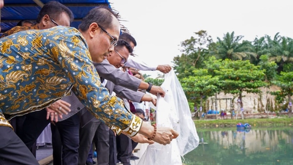 Pelepasan ikan nila ke dalam kolam sebagai tanda peresmian desa wisata Karang Anyar Kecamatan Gunung Maligas, Simalungun, Kamis(21/12).