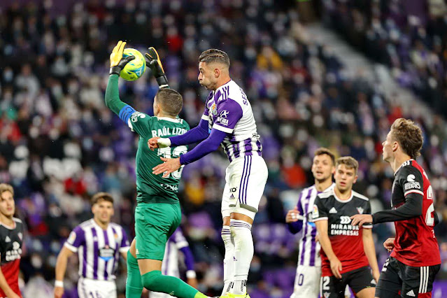 Raúl Lizoain bloca un balón que intenta rematar Sergio León. REAL VALLADOLID C. F. 3 C. D. MIRANDÉS 1. Sábado 06/11/2021 18:15 horas. Campeonato de Liga de 2ª División, LaLiga SmartBank, jornada 15. Valladolid, estadio José Zorrilla