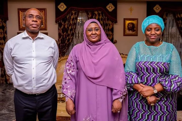 PHOTO NEWS: Nigeria’s First Lady, Aisha Buhari Pays A Courtesy Visit To The Rotimi Amaechi’s Home, Congratulates Him On His Turbaning..