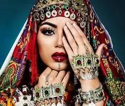 امرأة أمازيغية مزينة بالحلي