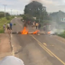 Moradores fazem manifestação após acidente entre moto e carro na divisa entre Conceição do Almeida e São Felipe