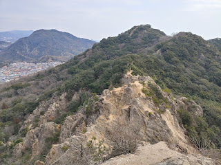 馬の背（西側から）