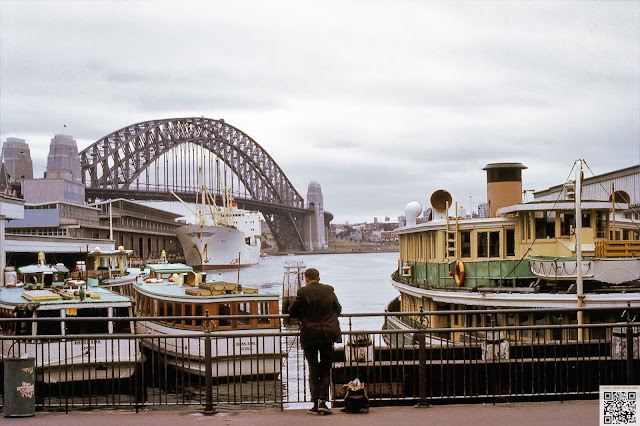 Ponte de Baía de Sidney, Australia na segunda metade da década de 1960 - MMG_O_090 - Fotografias de Manuel Augusto Martins Gomes. Não usar fotografias sem referência ao seu autor Manuel Augusto Martins Gomes e sem link para as páginas:  https://manuelamartinsgomes.blogspot.com/ https://www.facebook.com/ManuelMartinsGomesMemorias,  https://www.instagram.com/manuelamartinsgomesmemorias/ Qualquer informação adicional é bem vinda. Poderão contactar-me através do endereço de email: manuelamgomes20@gmail.com