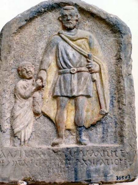 Стела из Александрии с изображением солдата и его сына, первая половина III в н.э.