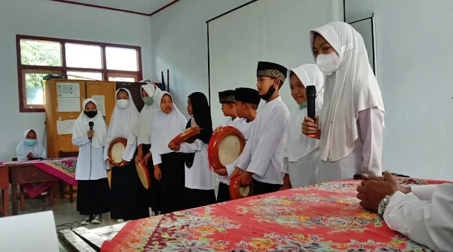 Penampilan Hadroh dari Ekstrakulikuler Tabligh dan Seni Baca Al-Quran SD Negeri 08 Tebat Karai