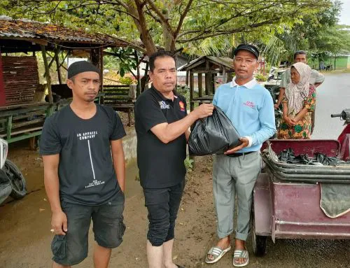 Berduka dengan Banjir Padang, Andre Rosiade Bagikan Ribuan Nasi Bungkus