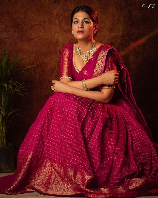 Shraddha Das Photos looks stunning in Magenta Half Saree