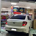 VÍDEO: Motorista perde controle e carro invade loja de conveniência de posto de combustível 