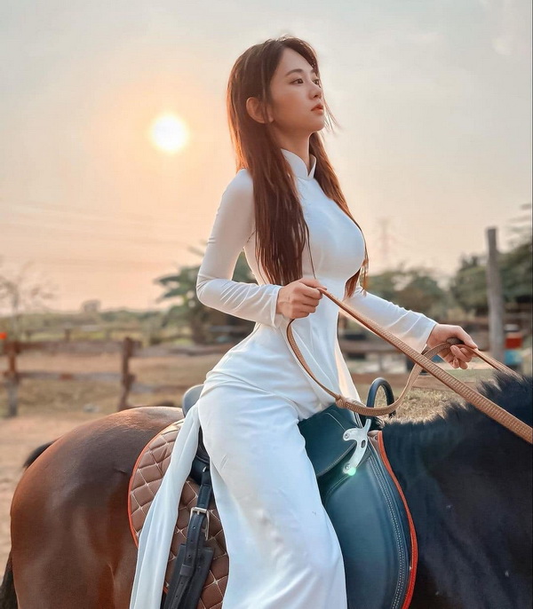 Thiếu nữ áo dài trắng cưỡi ngựa