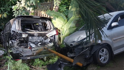 Dihantam Truk CPU, Avanza Inova Nyaris Terpersok Ke Sungai