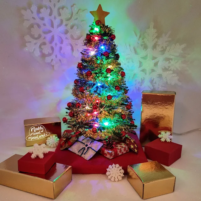 Albero di Natale per casa di bambole in stile realistico
