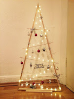 Árboles de Navidad minimalistas con marco de madera triangular