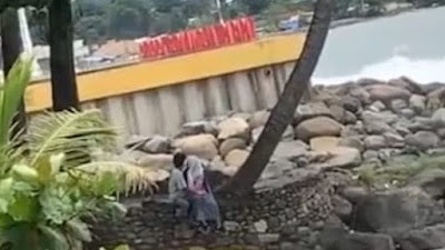Viral! Video Sejoli Dimabuk CInta Mesum di Pantai Padang, Netizen: Ini yang Mengundang Tsunami Dek!