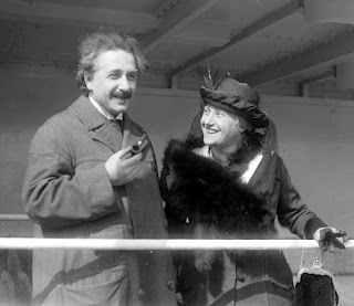 Albert Einstein con su esposa Elsa