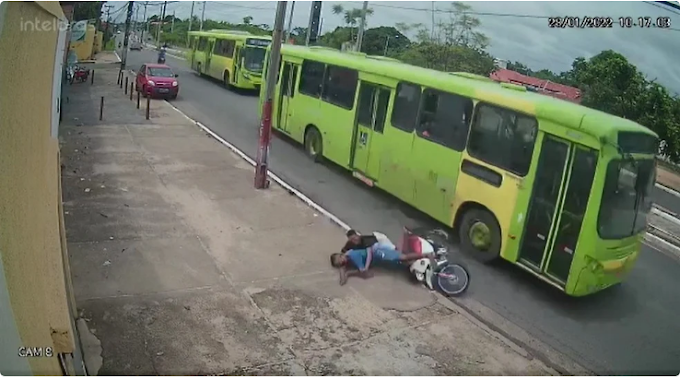 Suspeitos de assalto são derrubados de moto por ônibus em Teresina; vídeo