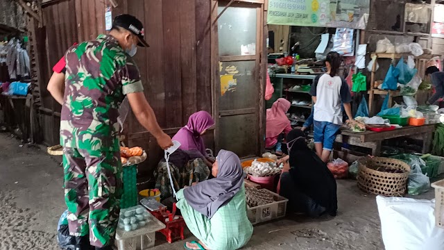 Sertu Ngadiman Babinsa Koramil 01/Sukoharjo Aktif Bagikan Masker Gratis Kepada Warga