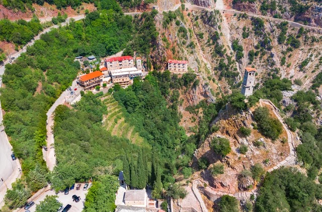Μονή Προυσού: Το μοναστήρι στην Ευρυτανία που μοιάζει να κρέμεται στο βράχο