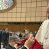 Mãe de Cristiano Ronaldo presenteia Papa Francisco com camisa do astro português