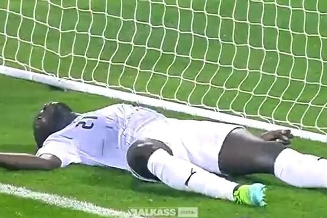 Coulibaly crolla in campo e ha tremato davanti a giocatori scioccati, i medici sono riusciti a rianimarlo