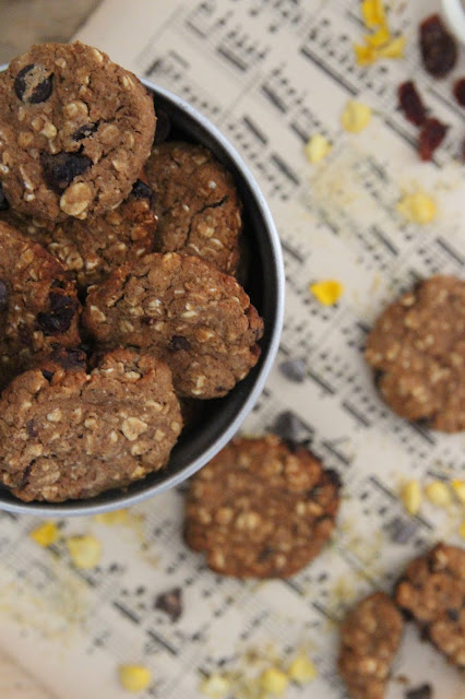 Cuillère et saladier Cookies aux pois chiche, canneberges et chocolat (vegan)