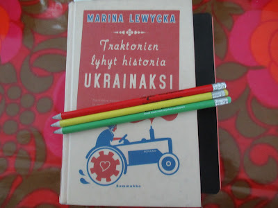 Marina Lewycka: Traktorien lyhyt historia ukrainaksi punaisella pöytäliinalla. Kirjan päällä punainen, keltainen ja vihreä lyijykynä.