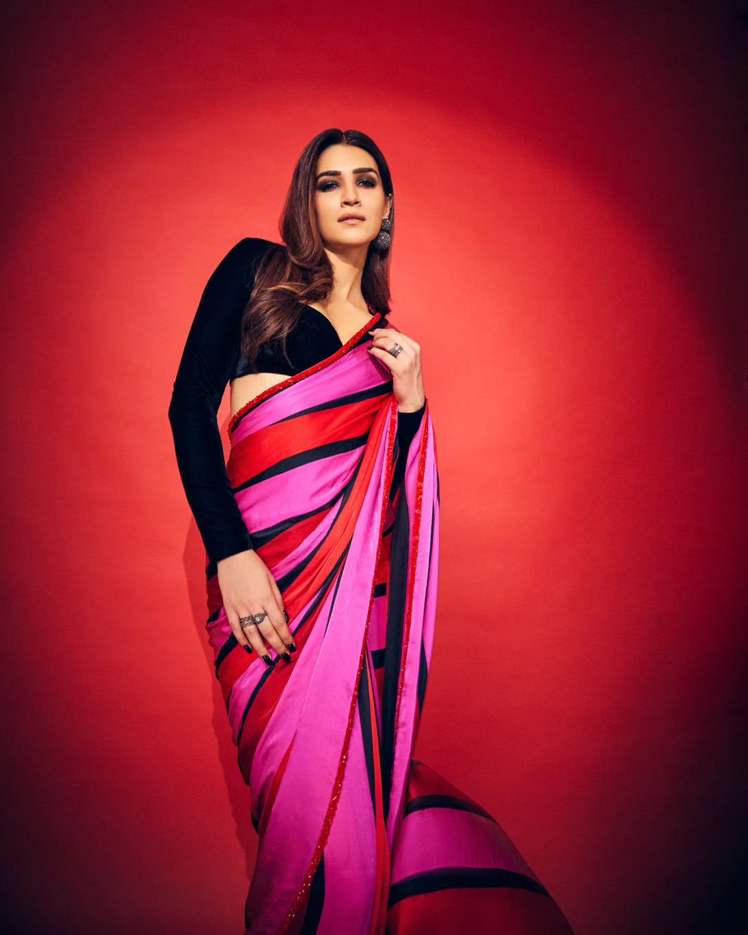Kriti Sanon's Show-Stopping Umang 2023 Look: Decoding the Glamorous Multi-coloured  Saree