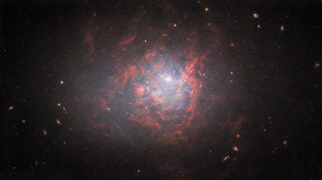 El telescopio espacial Hubble enfoca NGC 1705