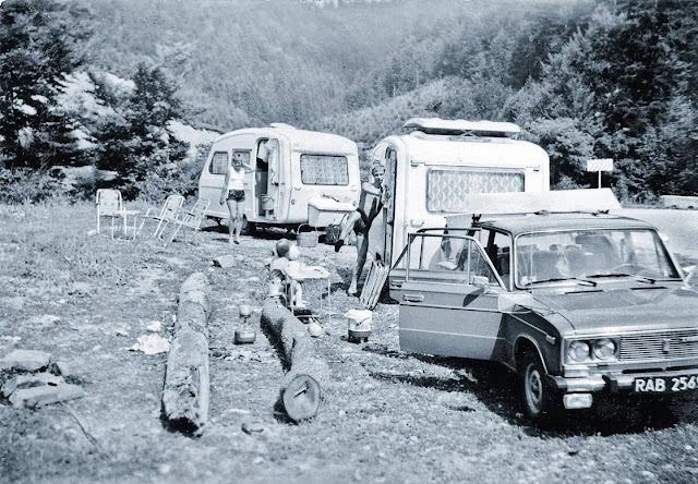 Familienferien in den 1970er Jahren mit dem «N126» in den Karpaten: Der Zugwagen ist ein Lada