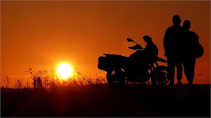 Conducción nocturna en moto.