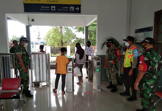 Sambangi Pengguna KRL di Stasiun Gawok, Gatak, Sukoharjo warga dihimbau tetap jaga Prokes