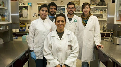 Bác sĩ Eva Ramon Gallegos (giữa) đã tìm ra phương pháp loại bỏ triệt để HPV khỏi cơ thể