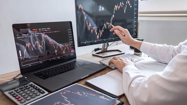 pantallas de ordenador con gráficos de trading