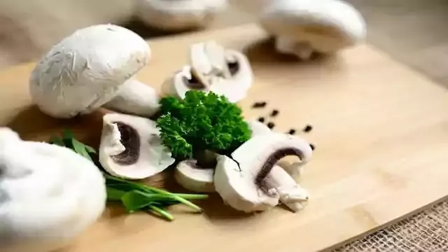 Mushrooms :  मशरूम कई किस्मों में मिलता है । यह खाने लायक फंगस कई रंगों और फ्लेवर्स में पैदा होता है । जब भी आप किसी व्यंजन में Mushrooms का प्रयोग करते हैं