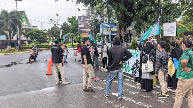 Puluhan Anggota HMI Gelar Aksi Dalam Rangka Refleksi Akhir Tahun Kepemimpinan Jokowi – Amin