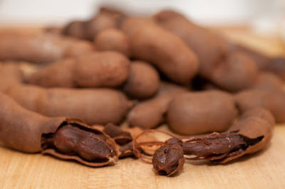 What are the advantages and disadvantages of eating tamarind