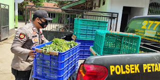 Cara Unik Kapolsek Petanahan Polres Kebumen : Patroli, Sambil Bagikan Sedekah 