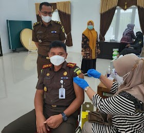 Kejari Muaro Jambi Laksanakan Vaksinasi Booster