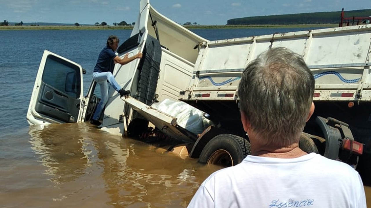 Carreta de fertilizante cai no Rio Paranapanema