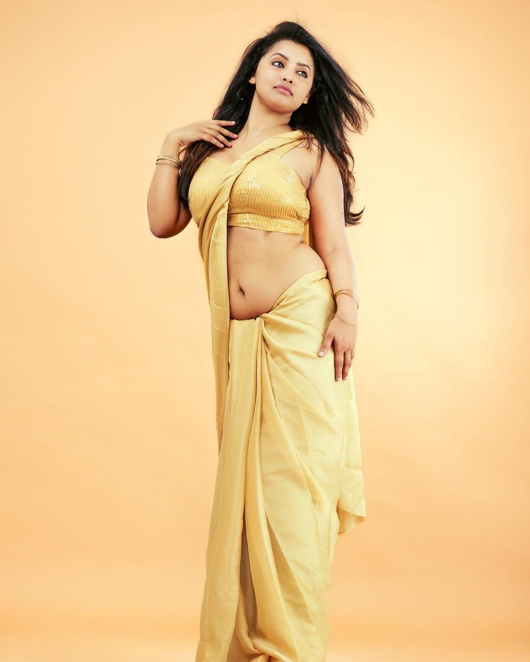 Anicka Vikramman Flaunts her Hourglass Figure In a Yellow Saree on Instagram (View Pics)