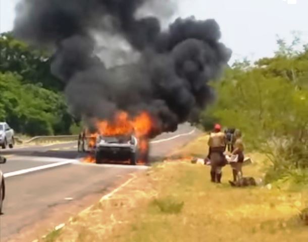 Camioneta é consumida por fogo entre Goioerê e Janiópolis